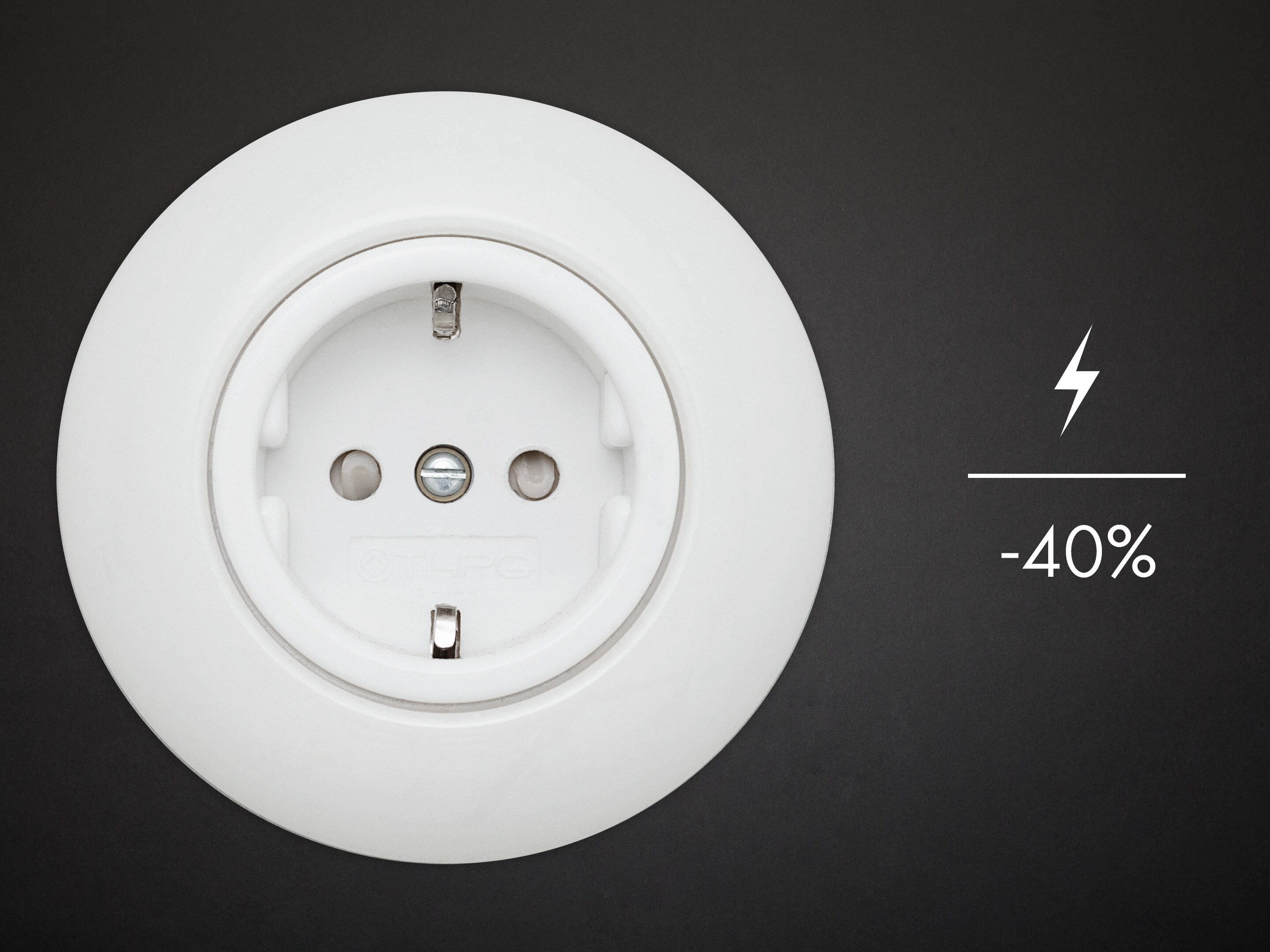Een afbeelding van een stopcontact met vermelding van de hoeveelheid energie die u kunt besparen met een AEG-was-droogcombinatie
