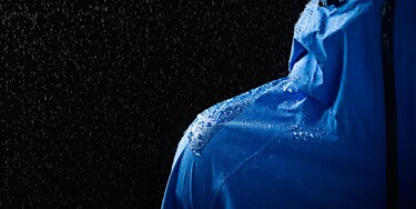 Een blauwe, waterdichte jas