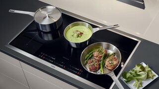 Pannen van verschillende groottes koken op verschillend geselecteerde temperaturen