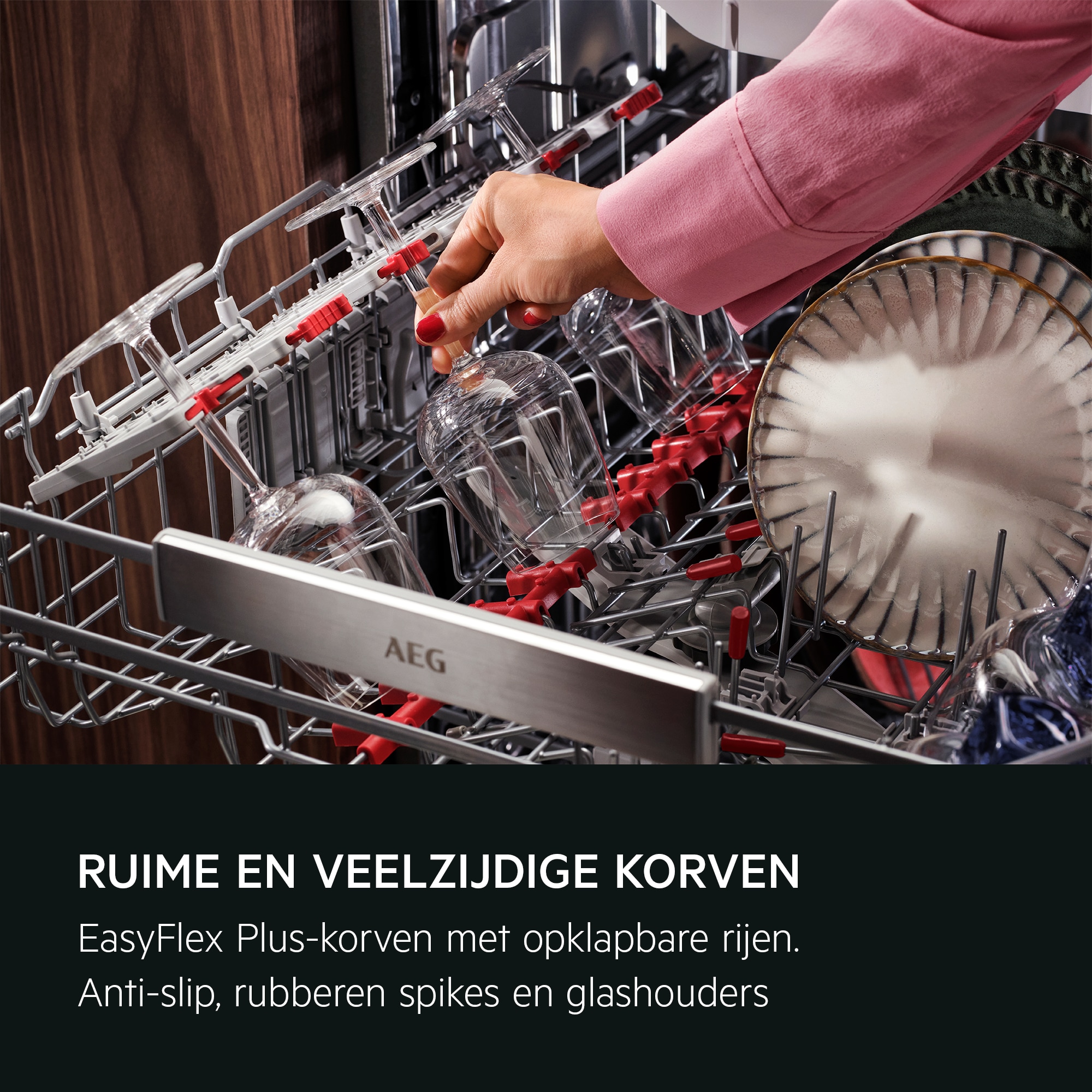RUIME EN VEELZIJDIGE KORVEN
           
            EasyFlex Plus-korven met opklapbare rijen.  Anti-slip, rubberen spikes en glashouders.