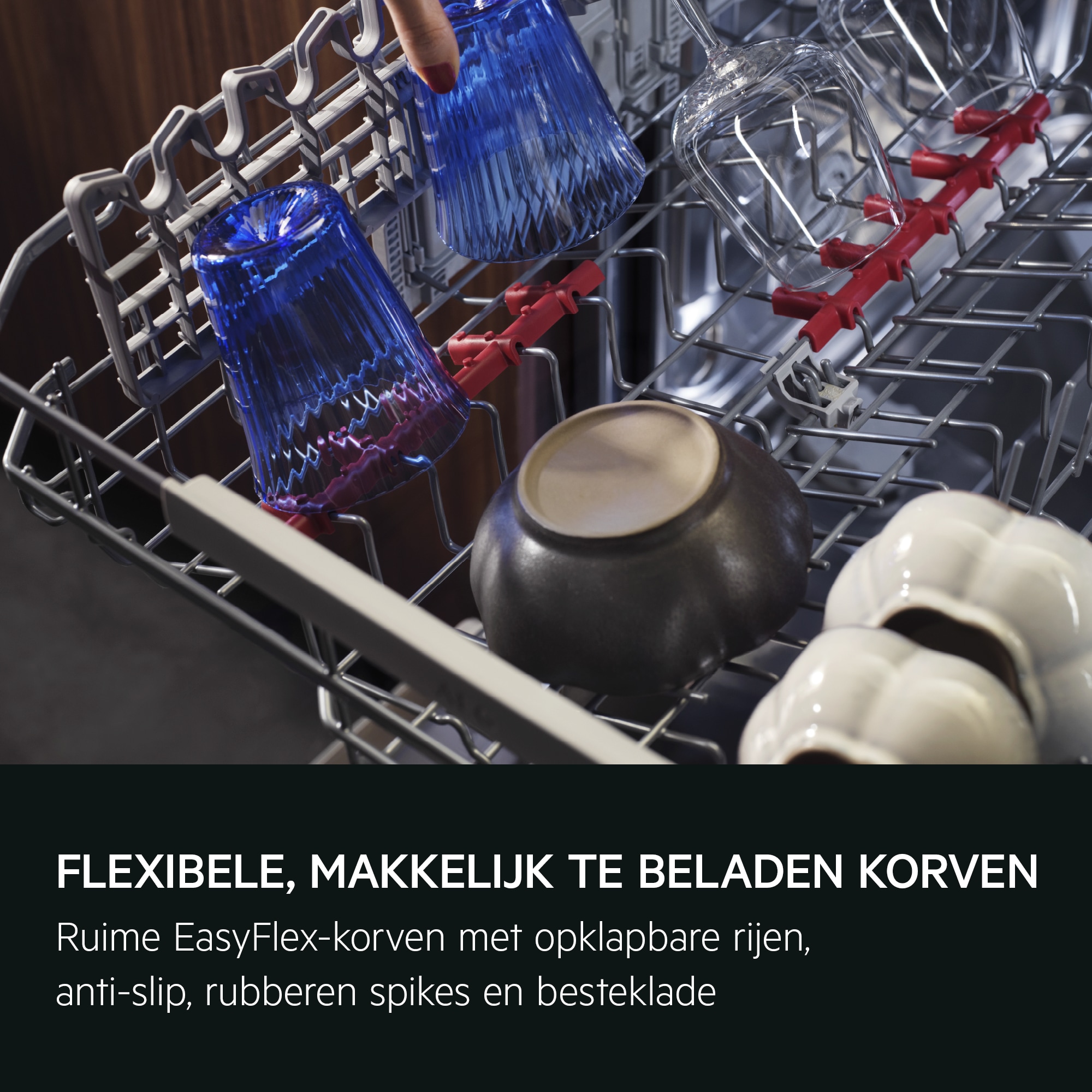  FLEXIBELE, MAKKELIJK TE BELADEN KORVEN
          
           
            
            Ruime EasyFlex-korven met opklapbare rijen, anti-slip, rubberen spikes en besteklade.
          
          