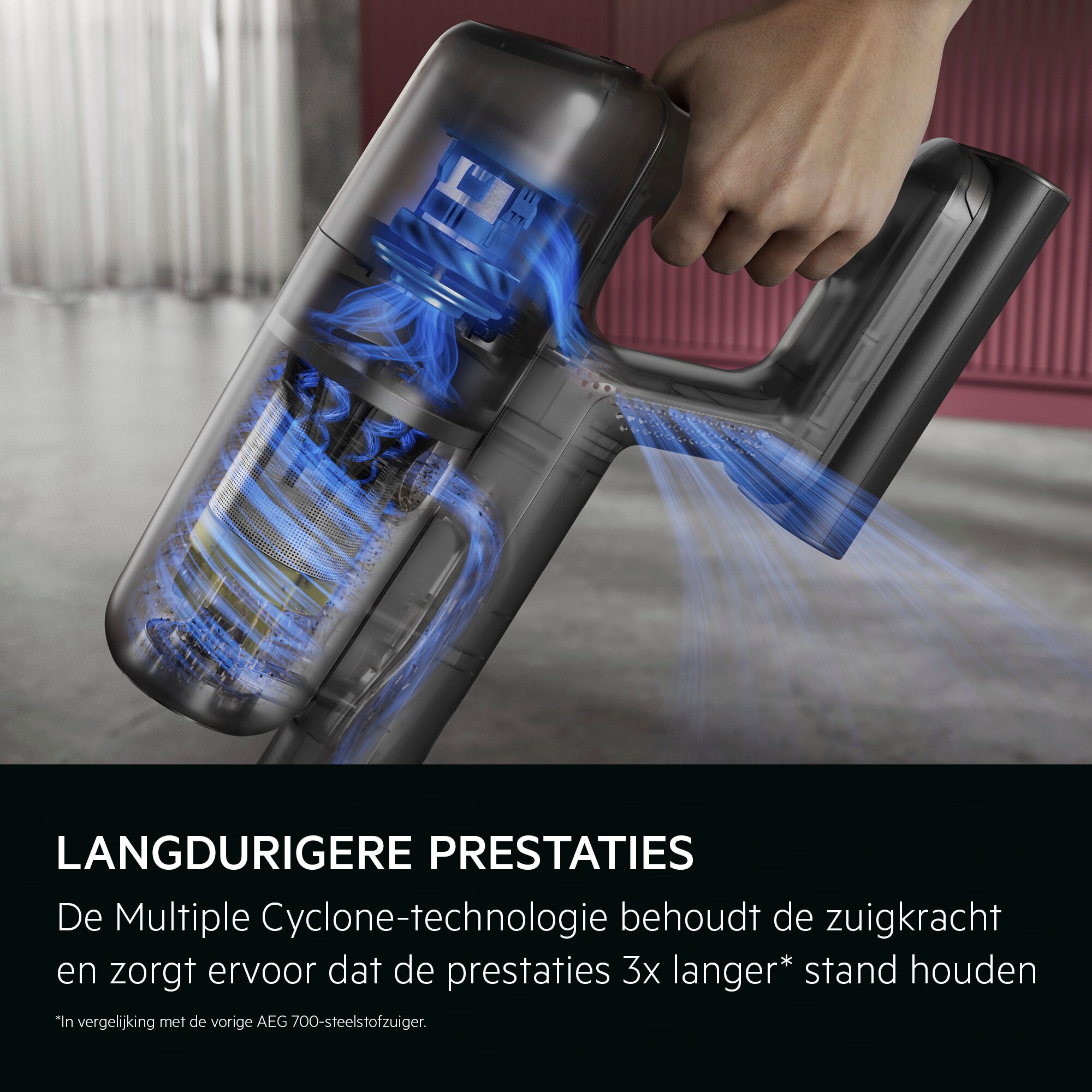 LANGDURIGERE PRESTATIES De Multiple Cyclone-technologie behoudt de zuigkracht en zorgt ervoor dat de prestaties 3x langer* stand houden *In vergelijking met de vorige AEG 700-steelstofzuiger.