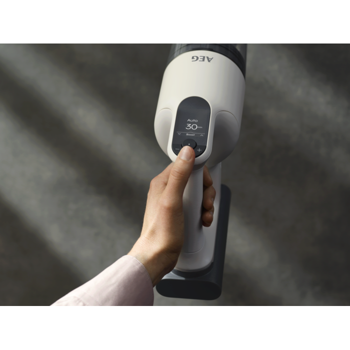 The AEG 9000 cordless cleaner shows key information on LCD display