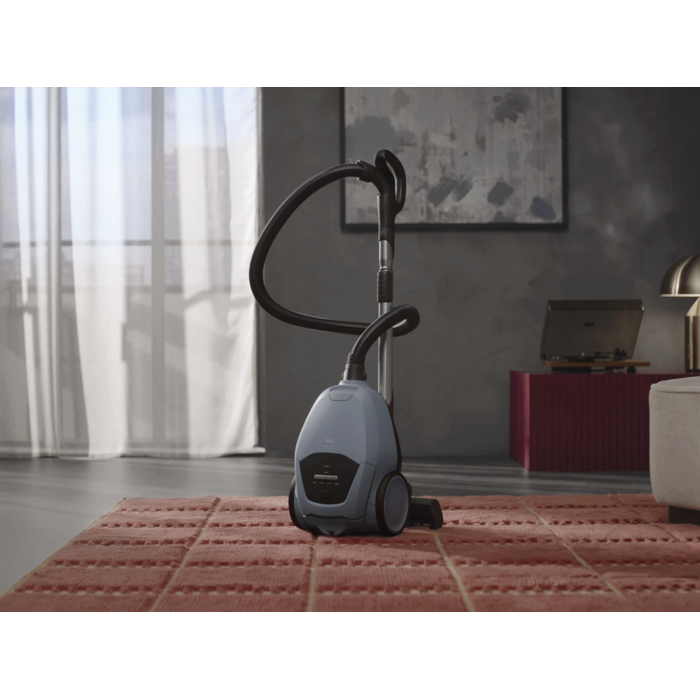 7000 Silent Bagged Cleaner. High performance, silent power.