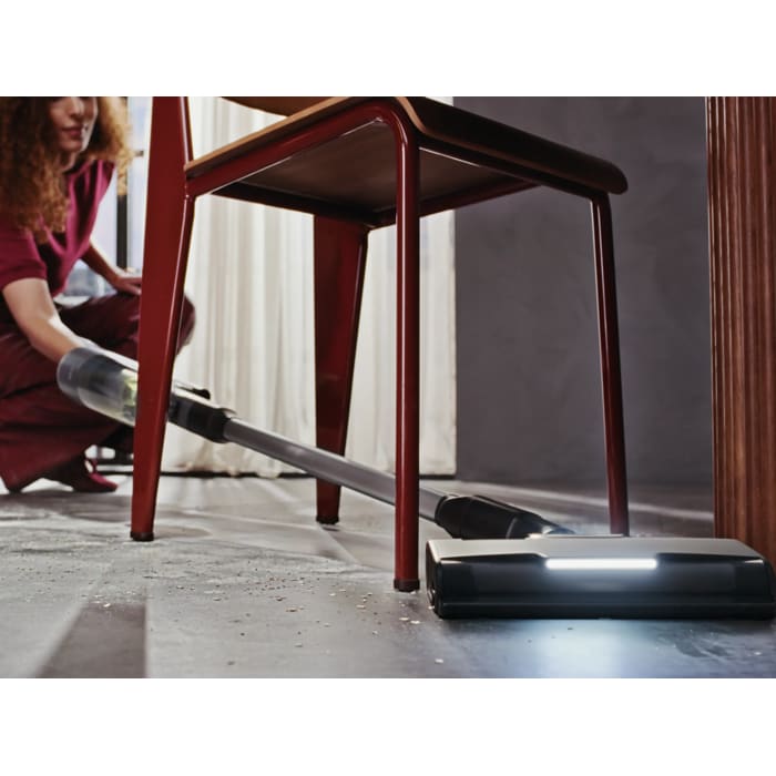Power in every stroke. Up to 99%* dust pick-up hard flat floors. Disclaimer: Based on internal test on hard floors using Boost mode according to IEC 62885-4 standard. 