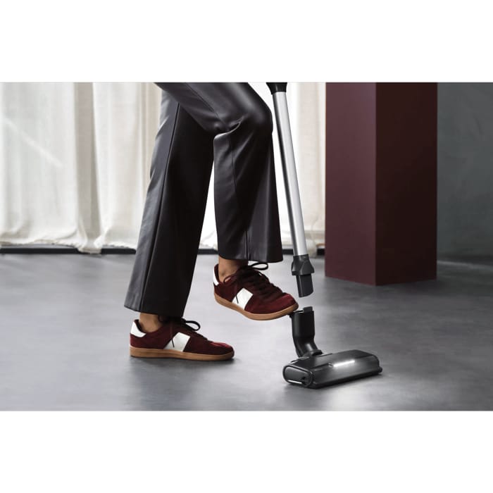 Switch nozzles in a single step with the foot release – no bending needed