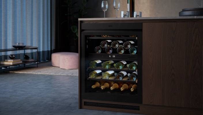 Wijnkast geïnstalleerd onder het aanrecht