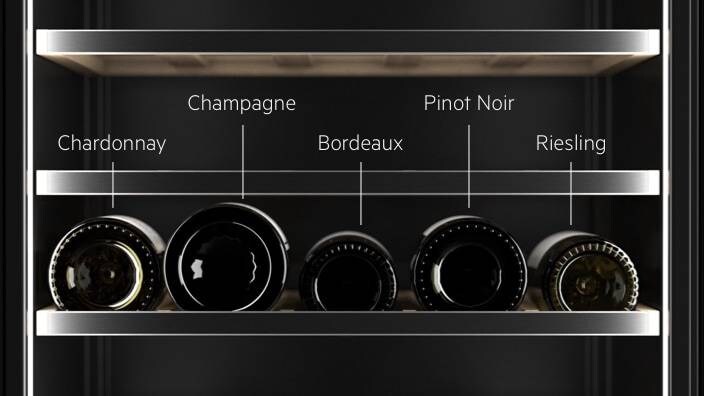 Schappen voor verschillende flessen