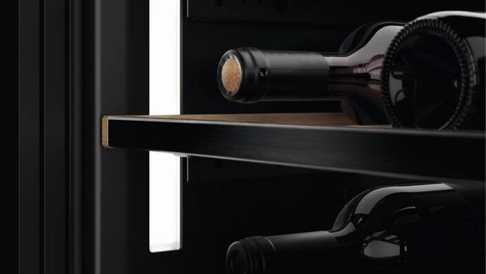 Met het nieuwe scharnier bereiken we een perfect gecentreerde uitlijning van de deur en hebben we een kleinere spleet tot de keukenkasten.