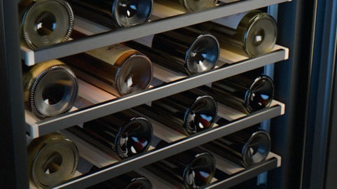 Wijnflessen op een AEG wijnrek