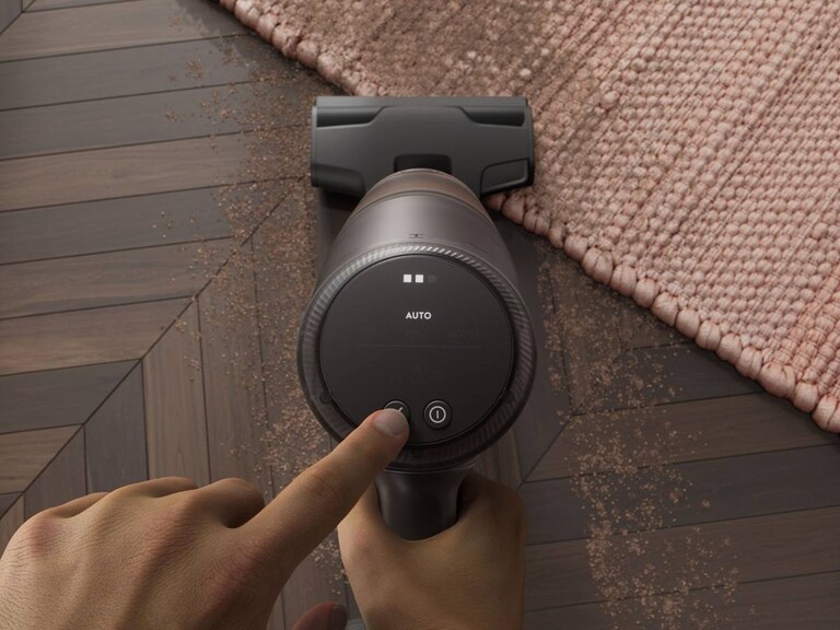 Stofzuiger in actie op tapijt