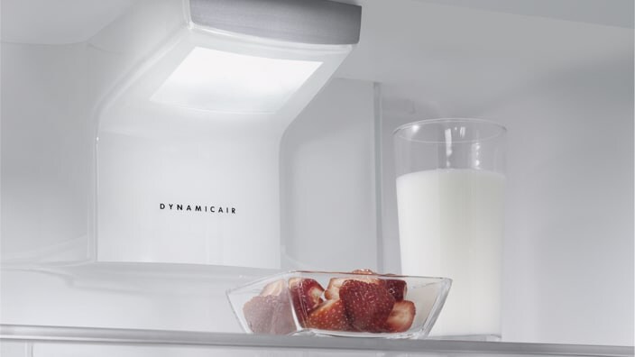 Aardbeien en melk in de keuken