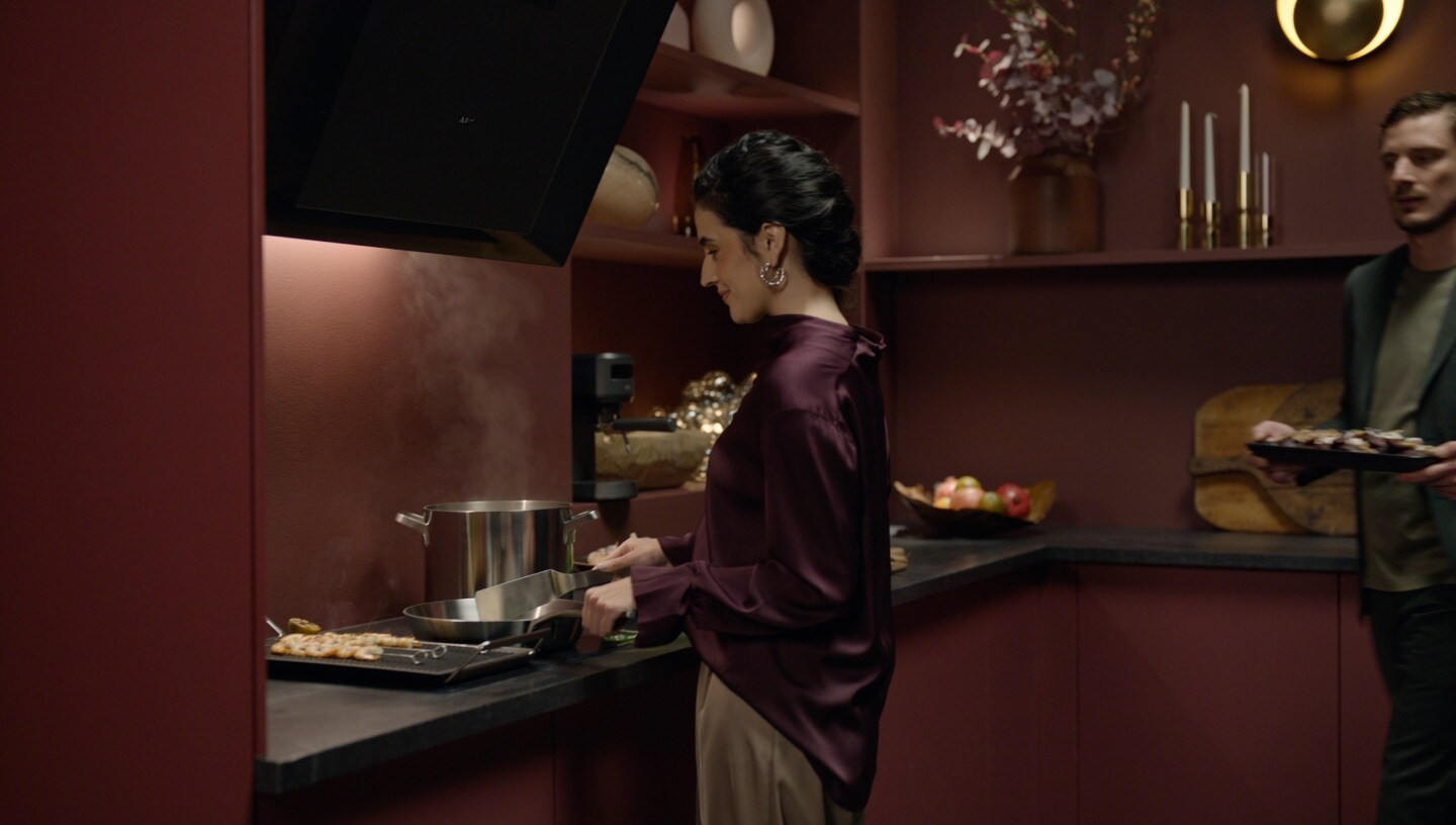 Een man en een vrouw die voedsel bereiden in een moderne keuken.