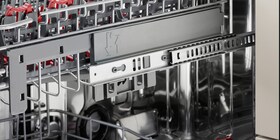 Het zachte sluitmechanisme in de ComfortLift-vaatwasser van AEG