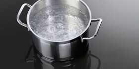 Een pan kokend water op een AEG-inductiekookplaat