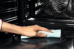 Een oven handmatig reinigen