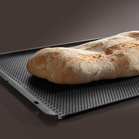 Een afgebakken brood op een AEG ovenplaat met gaatjes voor optimaal bakproces