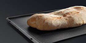 Een goudbruin brood op de AEG Maxiklasse-bakplaat 