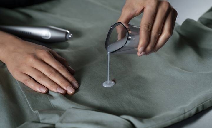 water toevoegen aan een bevlekt gedeelte van het kledingstuk