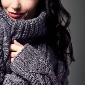 Een dame die geniet van de zachtheid van haar gewassen zijde