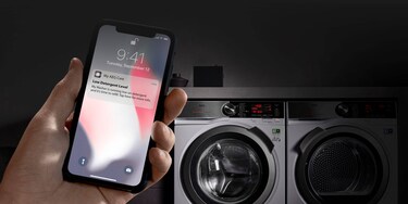 persoon die naar de My AEG Care-app kijkt op mobiel
