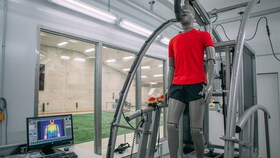 Het slimme kledinglaboratorium van adidas met een mannequin