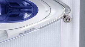 Een AEG Steam Station strijkt een klein shirt