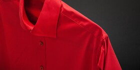 Een helder rood overhemd