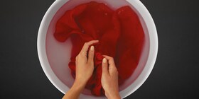 Een met de hand gewassen rood kledingstuk