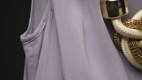 Een zijden blouse met een gouden ketting