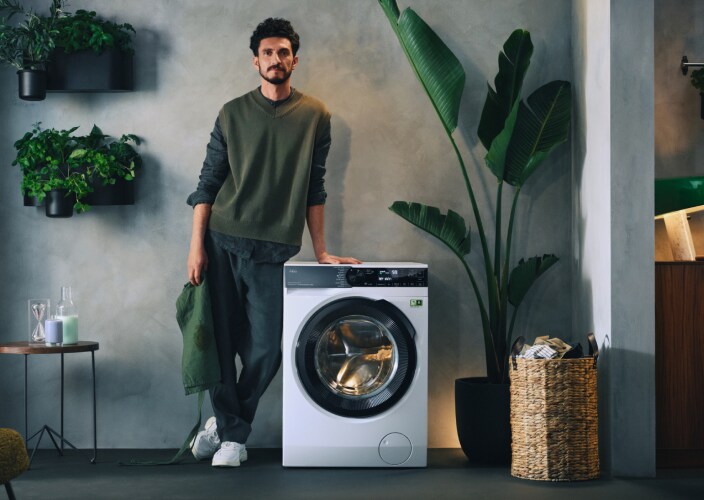 man naast een AEG wasmachine