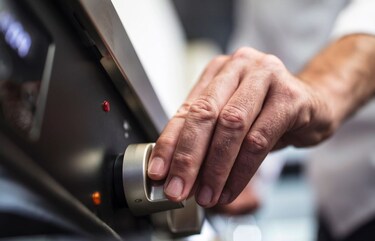 een aeg-kookplaat aanzetten