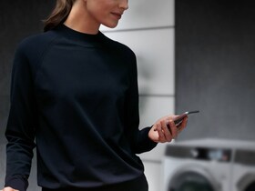 Vrouw bedient de AEG connectivity app