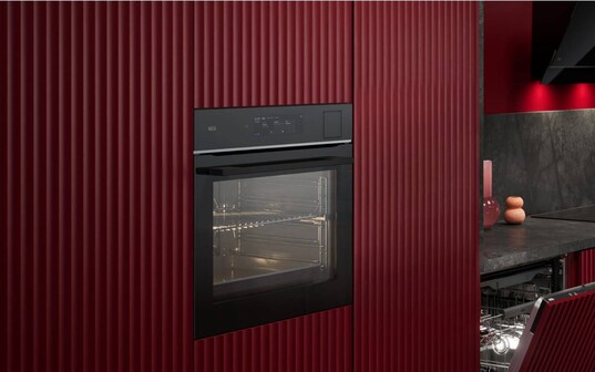 Een AEG oven in een rode keuken.