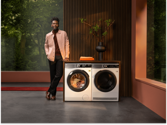 Man staat naast een AEG wasmachine.