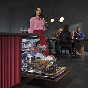 vrouw naast AEG inbouwvaatwasser