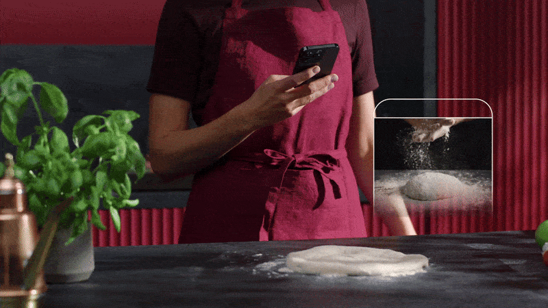 Korte video van een persoon die een pizza maakt