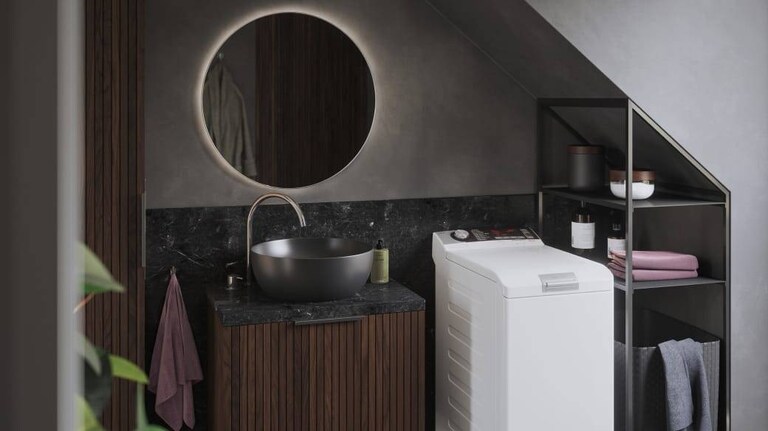 AEG-bovenlader wasmachine in een badkamer.