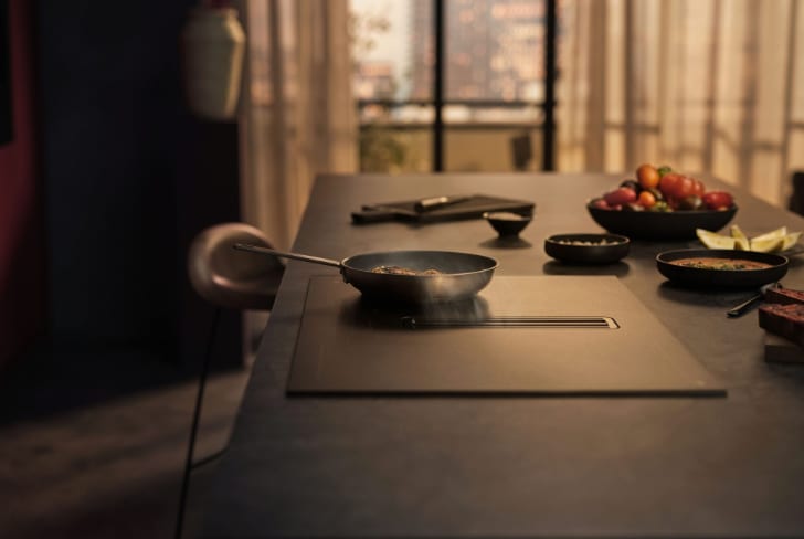 Pan geplaatst op een kookplaat in de keuken.