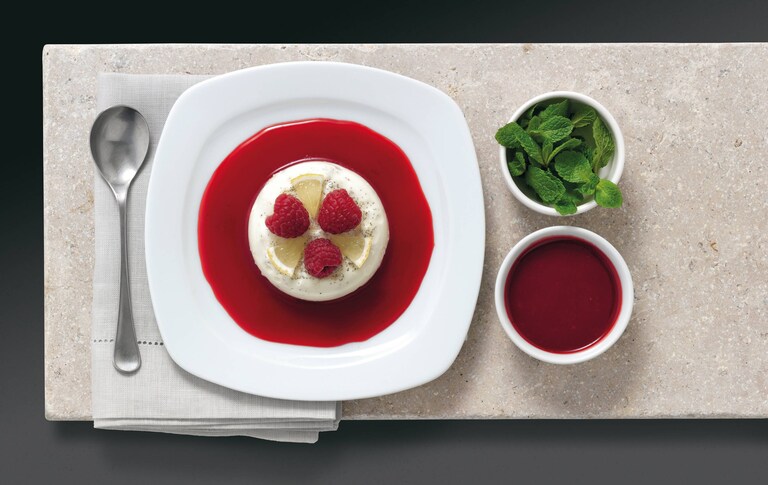 Limoenmousse met frambozencoulis