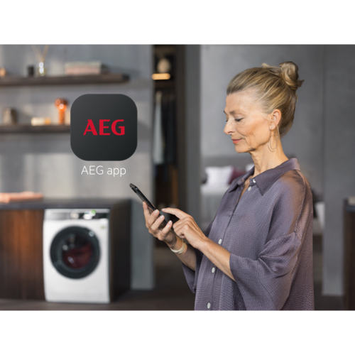 vrouw met smartphone en wasmachine in achtergrond
