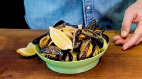 Salade met gestoomde mosselen en prei van AEG chef David Martin