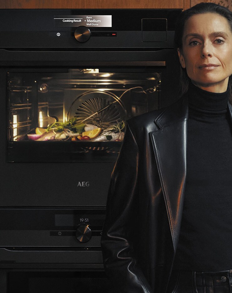 AEG matzwarte SteamPro oven in keuken