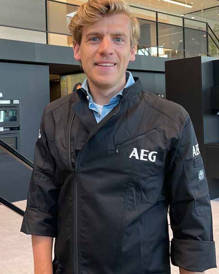 Kort gewokte groenten met zalm op lage temperatuur gegaard