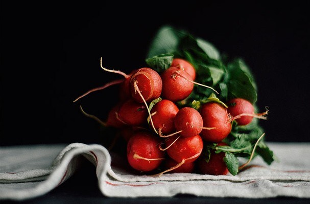 Verschillende soorten groenten en fruit op een aanrecht