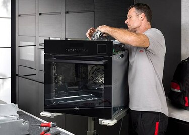 technieker herstelt oven