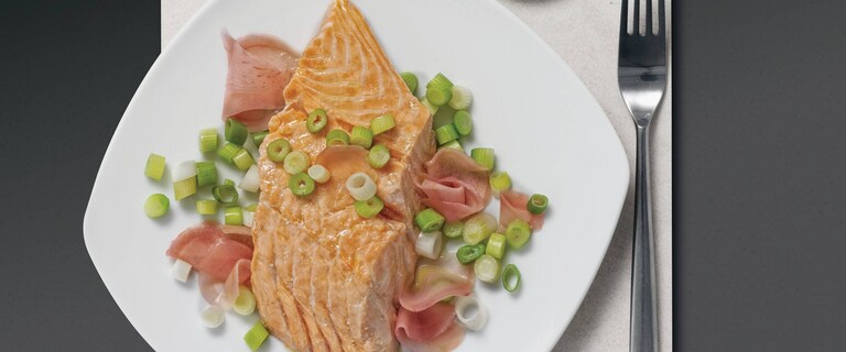 Zalmfilet op een bedje van lente-uitjes