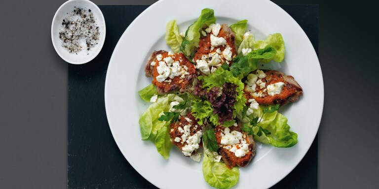 Varkensmedaillons uit de Balkan met feta en ajvar