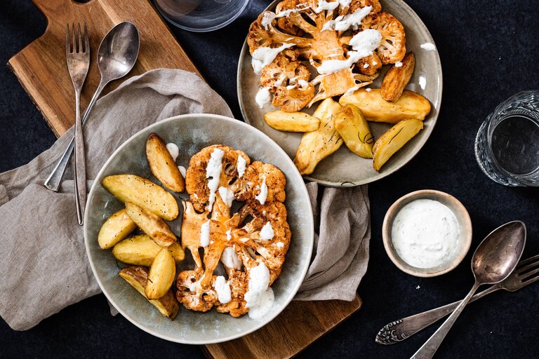 Geroosterde bloemkool met yoghurt en rosevalaardappels met rozemarijn