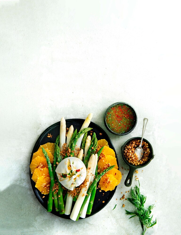 Sous-vide asperges met sinaasappel, pijnboompittenkruim en burrata